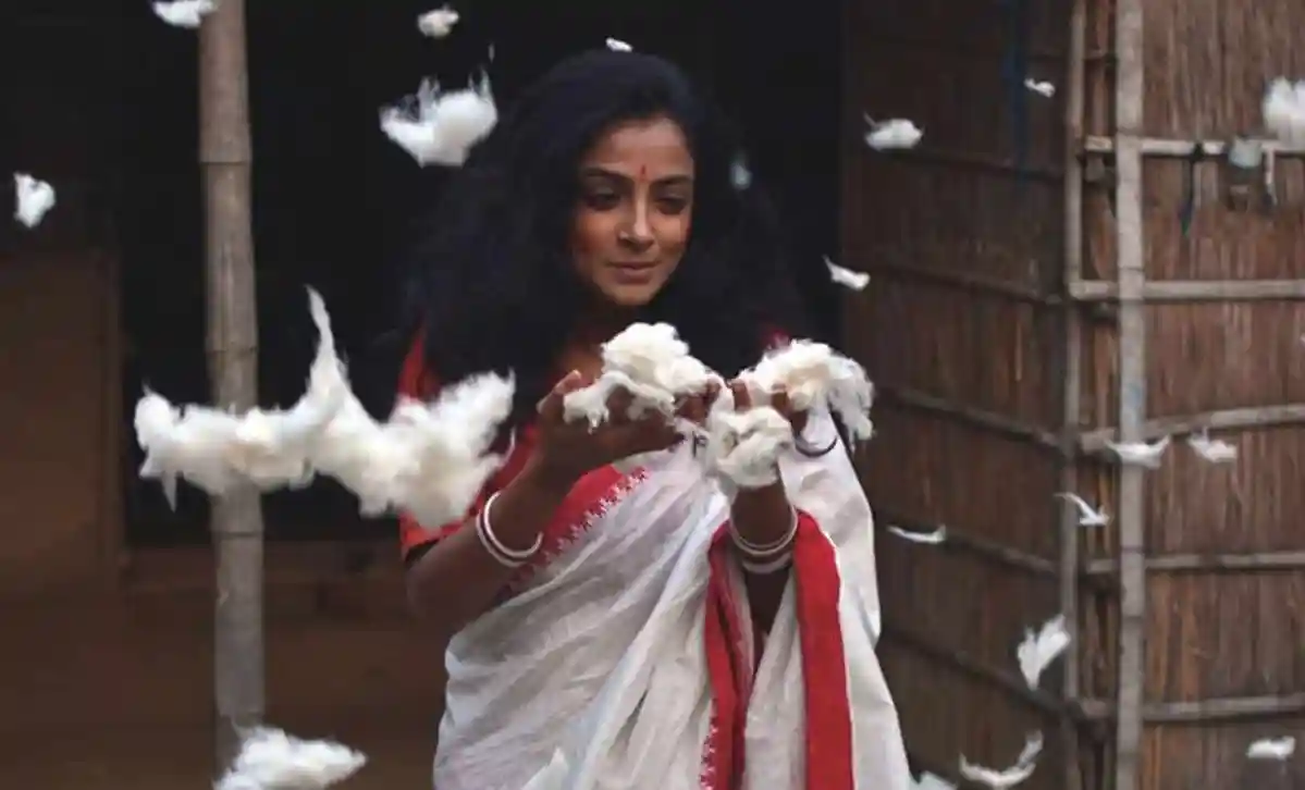 দোয়েল চলচ্চিত্র উৎসবের জন্য তোষক ছুঁড়ছেন, আনন্দে ভরা মুহূর্ত. Channel i News - চ্যানেল আই নিউজ