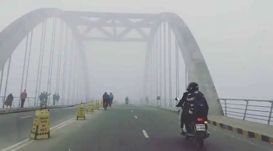 কুয়াশায় ঢাকা শহরের সেতু ও রাস্তায় যানবাহন ও মানুষ. Channel i News - চ্যানেল আই নিউজ