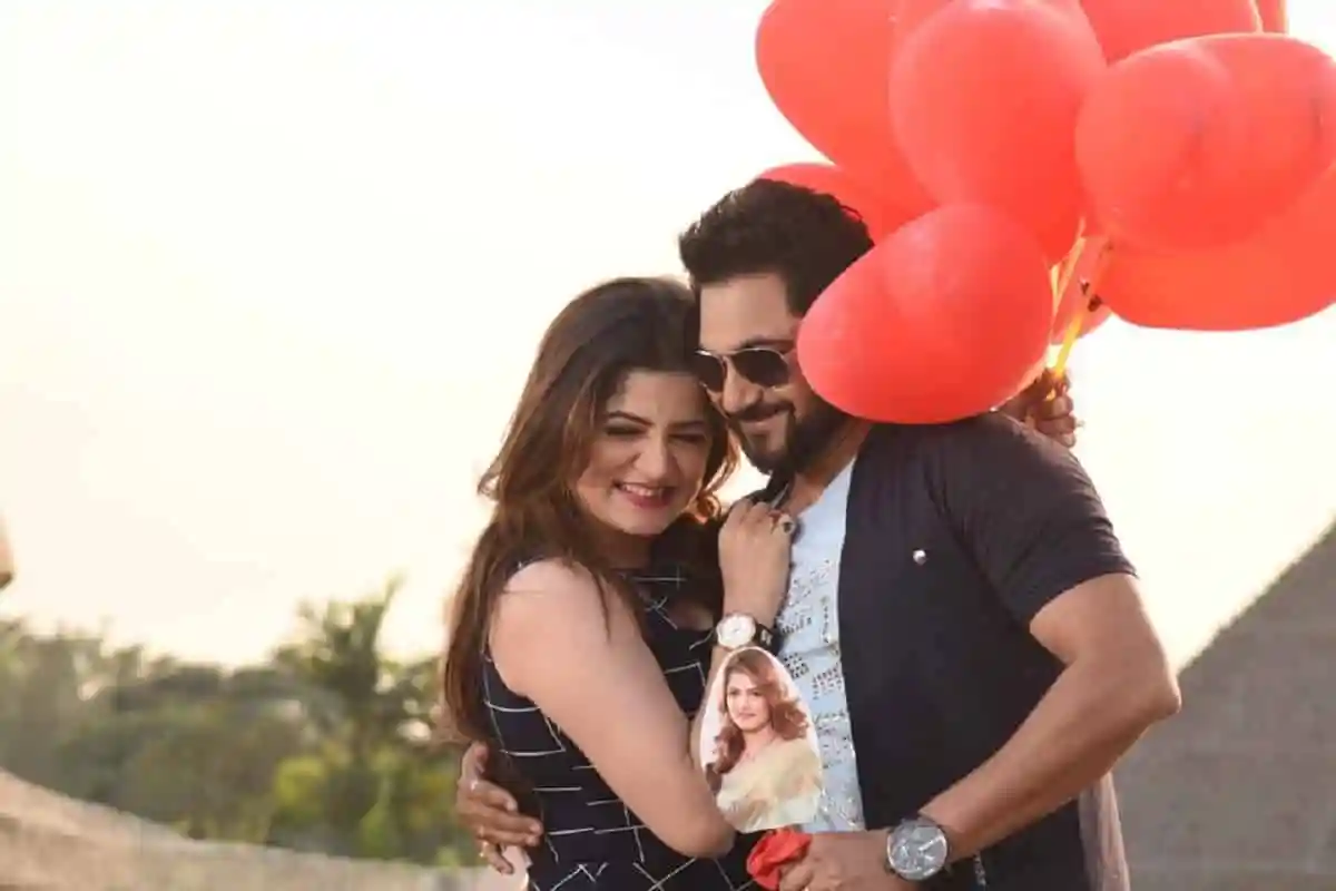 প্রেমিক যুগল লাল হৃদয় বলুনের সাথে হাসিমুখে ছবি তুলছে. Channel i News - চ্যানেল আই নিউজ