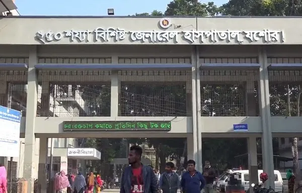 চ্যানেল আই ভবনের সামনে দর্শনার্থীদের ভিড়. Channel i News - চ্যানেল আই নিউজ