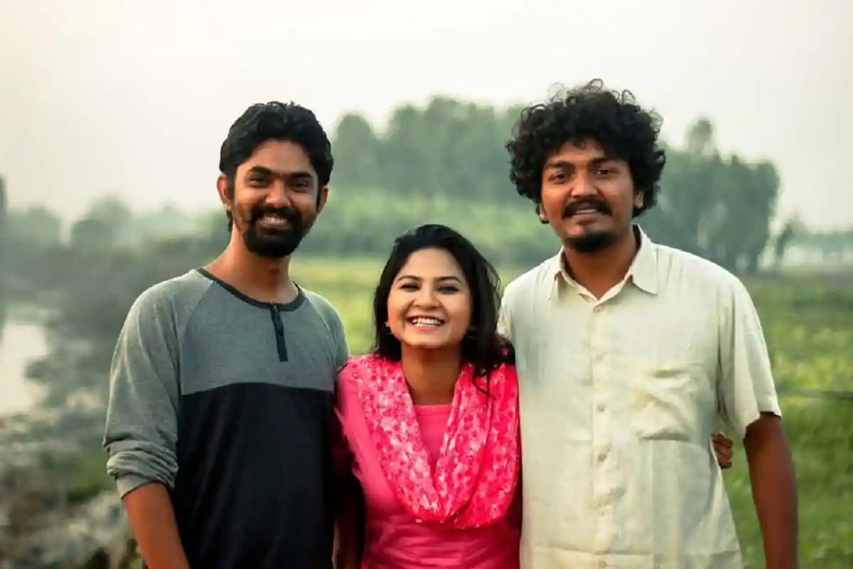 তিনজন বন্ধু প্রকৃতির মাঝে হাসিমুখে ছবি তুলছেন. Channel i News - চ্যানেল আই নিউজ