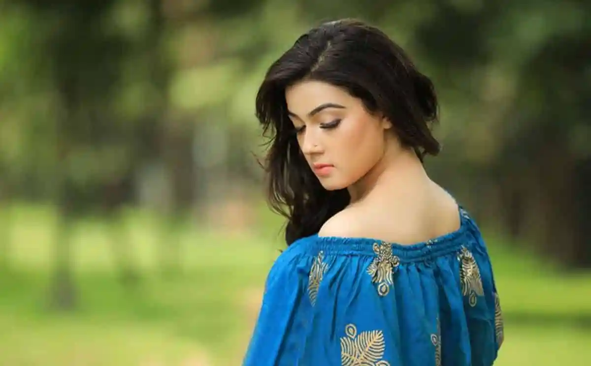 মাহিয়া মাহি সুন্দর blue পোশাক পরে প্রকৃতির মাঝে দাঁড়িয়ে. Channel i News - চ্যানেল আই নিউজ