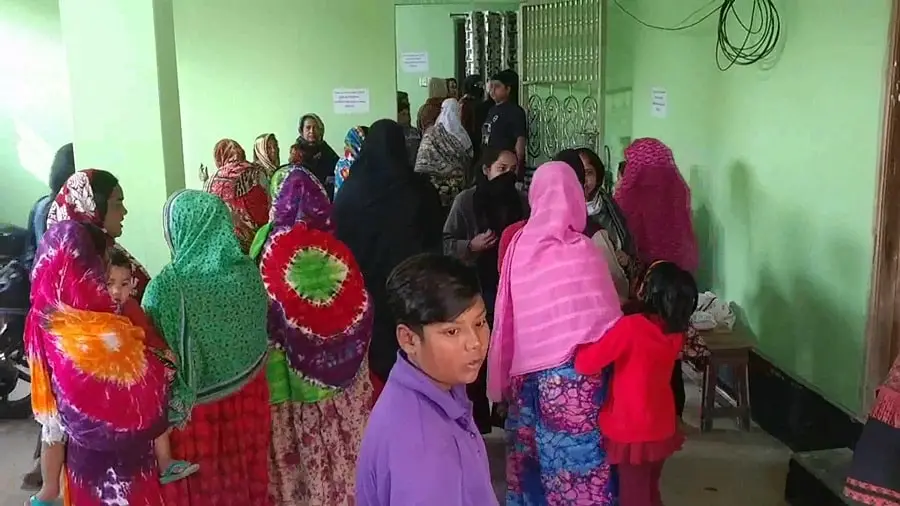 মানিকগঞ্জে গৃহবধুর মরদেহ উদ্ধার, পুলিশ ও স্বজনরা উপস্থিত. Channel i News - চ্যানেল আই নিউজ