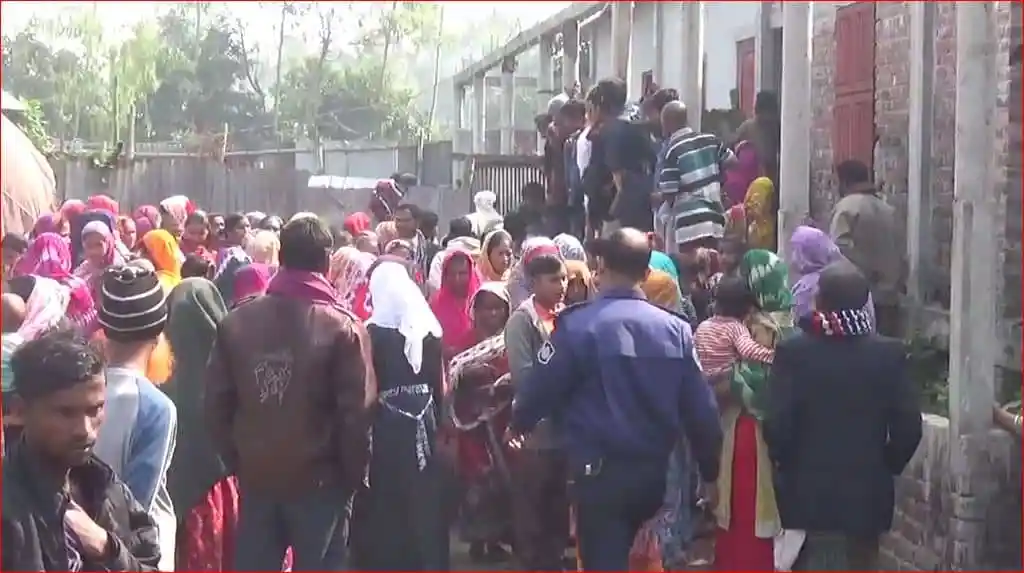 গৃহবধূ হত্যার ঘটনায় শত শত মানুষ ভিড় করেছেন. Channel i News - চ্যানেল আই নিউজ