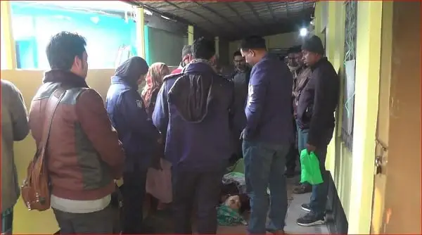 বাড়িতে স্ত্রীর ক্ষতবিক্ষত লাশ দেখছেন পরিবারের সদস্যরা. Channel i News - চ্যানেল আই নিউজ