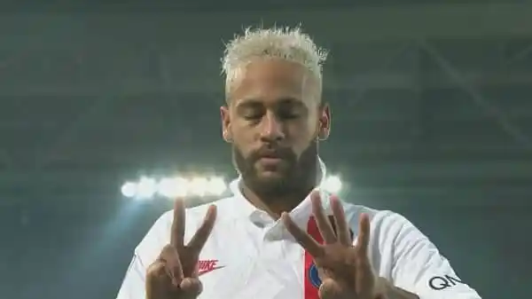নেইমার তার হাতে ব্রায়ান্টের জন্য ভালোবাসা প্রকাশ করছে. Channel i News - চ্যানেল আই নিউজ