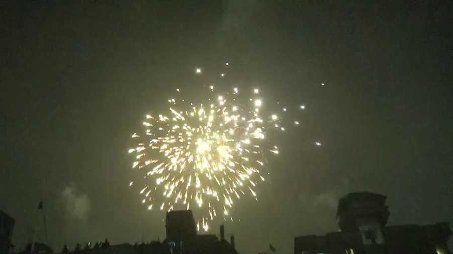 আতশবাজি আর ফানুসের আলোয় এলো ইংরেজি নববর্ষ