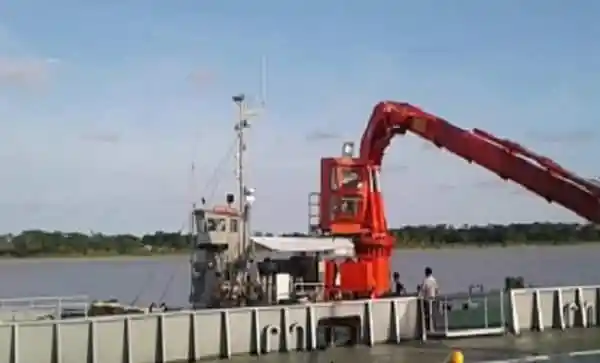 পায়রা বিদ্যুৎ কেন্দ্রের ড্রেজার ও শ্রমিকরা কাজ করছে. Channel i News - চ্যানেল আই নিউজ