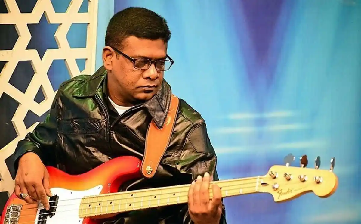 অবসকিওর ব্যান্ডের প্রিন্স গিটার বাজাচ্ছেন, শেষ কনসার্টের দৃশ্য. Channel i News - চ্যানেল আই নিউজ
