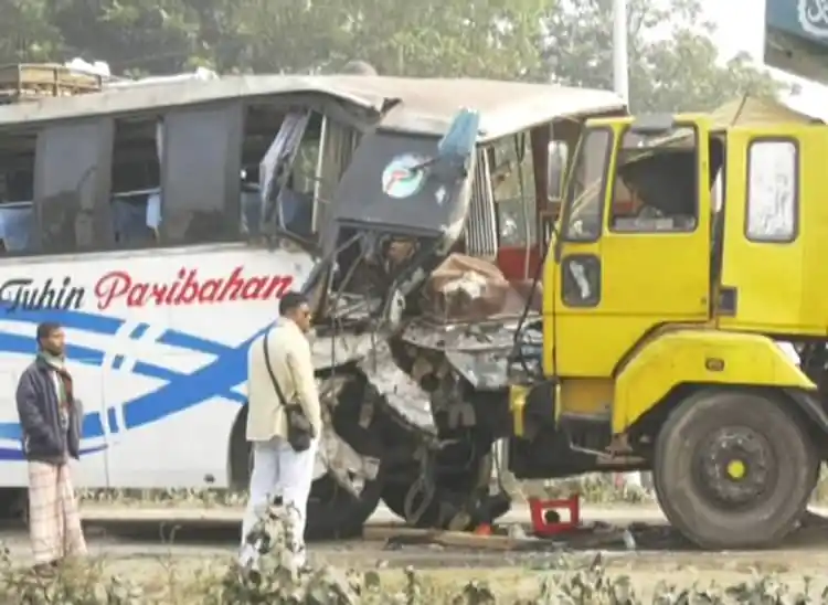রংপুরে বাস ও কার্ভাড ভ্যানের মুখোমুখি সংঘর্ষ, আহতরা হাসপাতালে. Channel i News - চ্যানেল আই নিউজ
