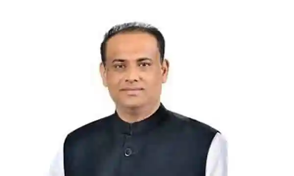 বাংলাদেশের একজন জনপ্রিয় রাজনীতিবিদ, পরিপাটি পোশাক পরিহিত. Channel i News - চ্যানেল আই নিউজ