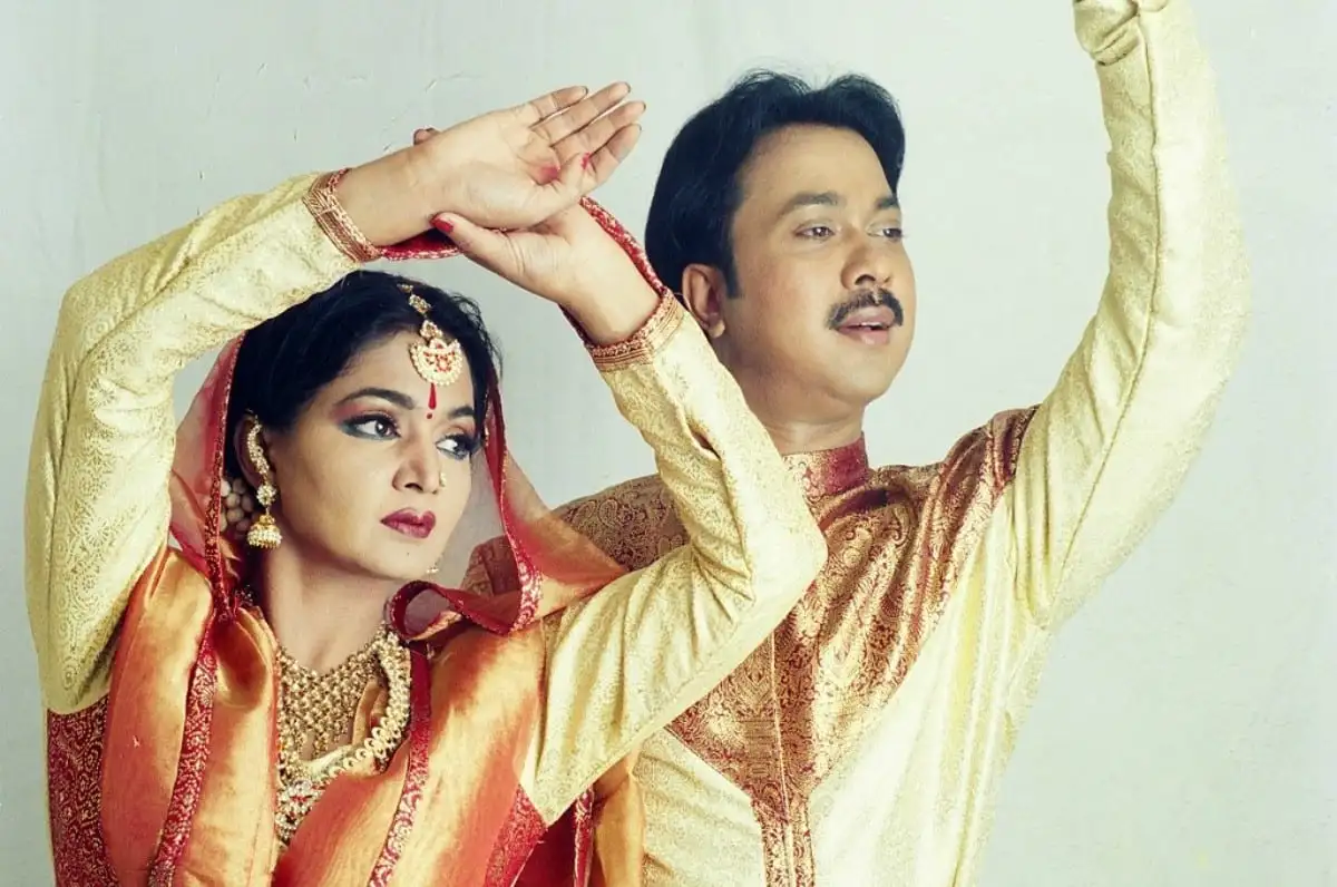 দম্পতি নাচের পারফরম্যান্স করছে শিল্পকলা একাডেমিতে. Channel i News - চ্যানেল আই নিউজ