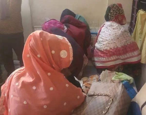 তিন স্কুলছাত্রীকে হাসপাতালে চিকিৎসাধীন অবস্থায় দেখা যাচ্ছে. Channel i News - চ্যানেল আই নিউজ
