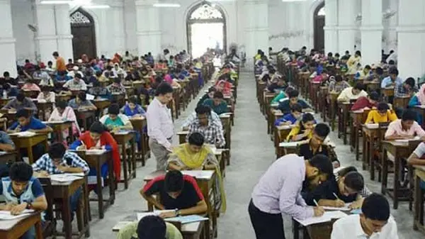 বিশাল পরীক্ষার্থী সমাগমের মধ্যে পাবলিক বিশ্ববিদ্যালয়ে ভর্তি পরীক্ষা চলছে. Channel i News - চ্যানেল আই নিউজ