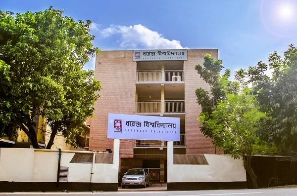 বরেন্দ্র বিশ্ববিদ্যালয় ভবনের সামনে গাছের ছায়া ও গাড়ি. Channel i News - চ্যানেল আই নিউজ