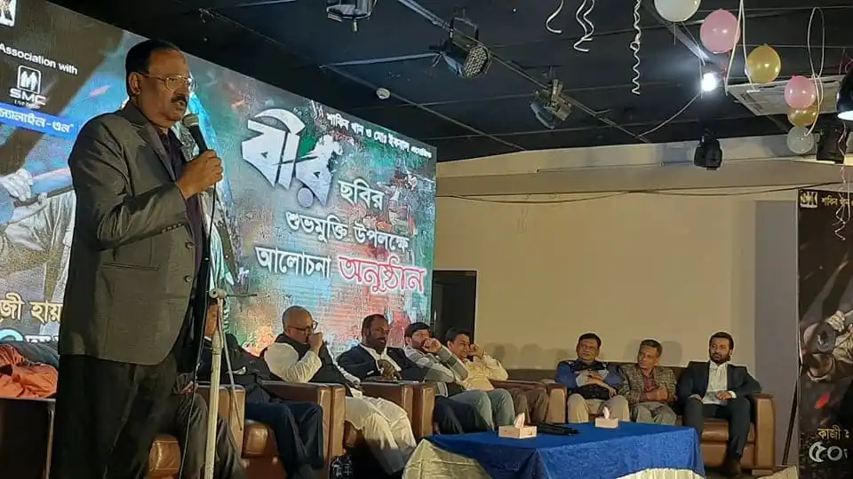 কাজী হায়াৎ তার শেষ ছবি নিয়ে কাঁদছেন, অনুষ্ঠানে উপস্থিত অতিথিরা।. Channel i News - চ্যানেল আই নিউজ
