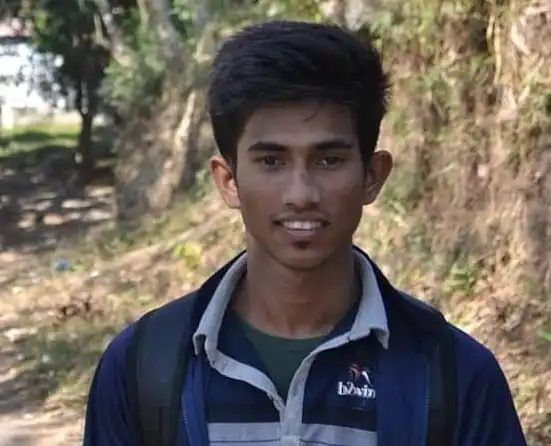 ঢাবি ছাত্রের ছবি, তিনি হাস্যোজ্জ্বল ও ক্যাম্পাসে অবস্থান করছেন. Channel i News - চ্যানেল আই নিউজ