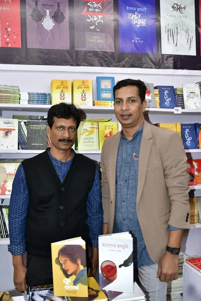 বইমেলায় লেখক জামশেদ নাজিমের ছবি, বই ও প্রকাশনা দেখানো হচ্ছে. Channel i News - চ্যানেল আই নিউজ