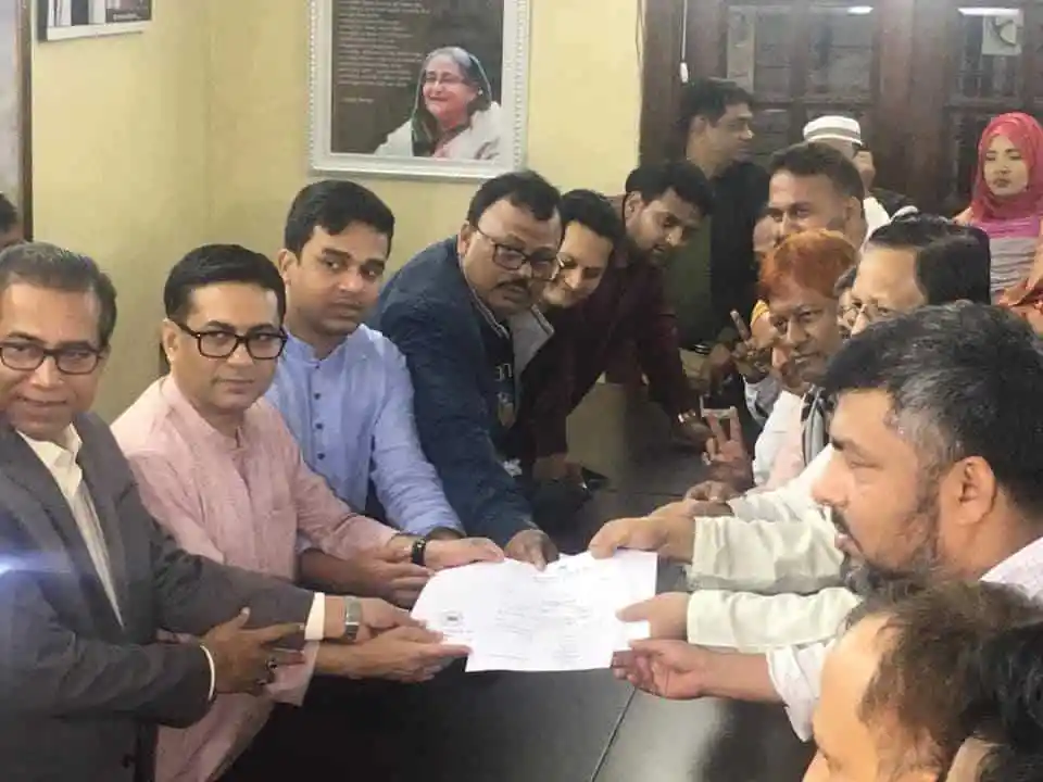 নির্বাচনী সমাবেশে প্রার্থীর সমর্থকরা একসঙ্গে চুক্তিপত্র স্বাক্ষর করছেন. Channel i News - চ্যানেল আই নিউজ