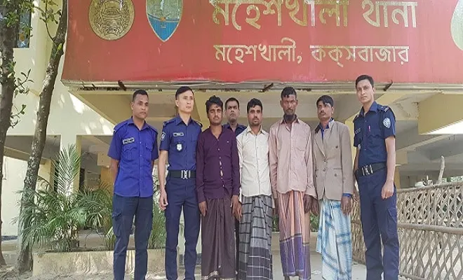 রোহিঙ্গা ব্যক্তিরা মালয়েশিয়া যাওয়ার প্রস্তুতিতে আটক, পুলিশ সদস্যরা উপস্থিত. Channel i News - চ্যানেল আই নিউজ