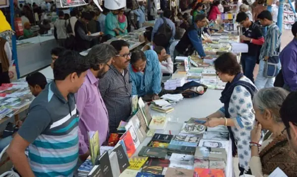 বৃষ্টিতেও বইমেলায় ভিড় কমেনি