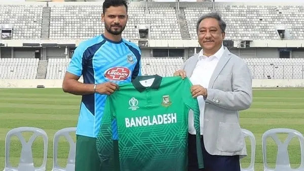 মাশরাফী ক্রিকেট জার্সি হাতে, বোর্ডের কর্মকর্তার সঙ্গে ছবি. Channel i News - চ্যানেল আই নিউজ