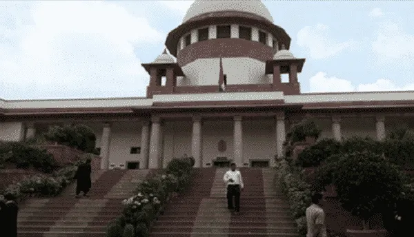 ভারতের সুপ্রিম কোর্ট ভবনের সামনে মানুষজন চলাফেরা করছে।. Channel i News - চ্যানেল আই নিউজ