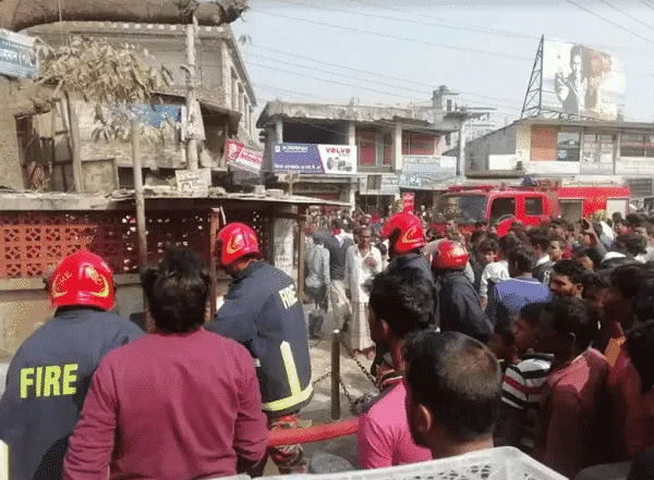 সিলিন্ডার চেক করতে গিয়ে বিস্ফোরণে দগ্ধ ৪ জনের ছবি. Channel i News - চ্যানেল আই নিউজ