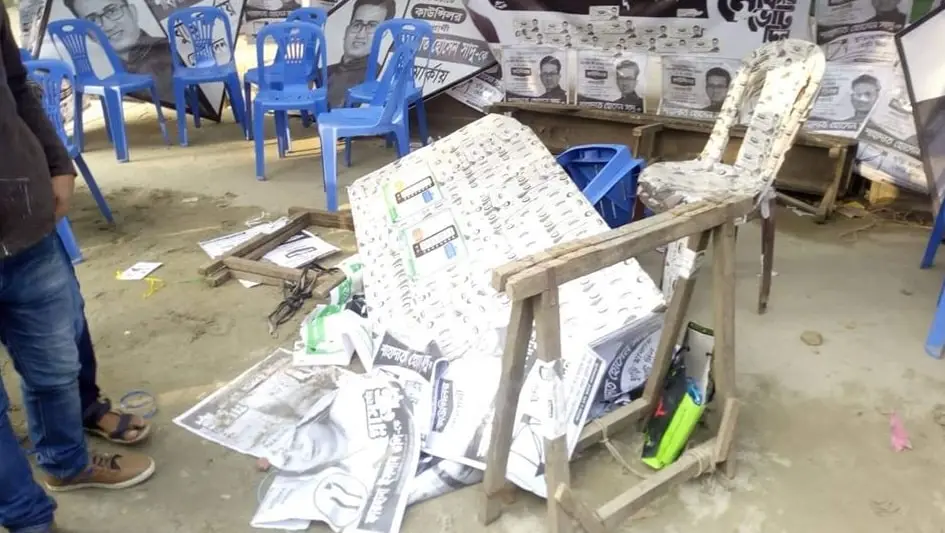 ভোট কেন্দ্রের ভাঙচুরের ছবি, চেয়ার ও পত্রিকা ছড়িয়ে পড়েছে. Channel i News - চ্যানেল আই নিউজ
