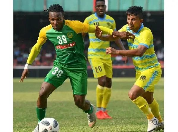আবাহনী দলের খেলোয়াড় ফুটবল নিয়ে প্রতিদ্বন্দ্বিতা করছে. Channel i News - চ্যানেল আই নিউজ