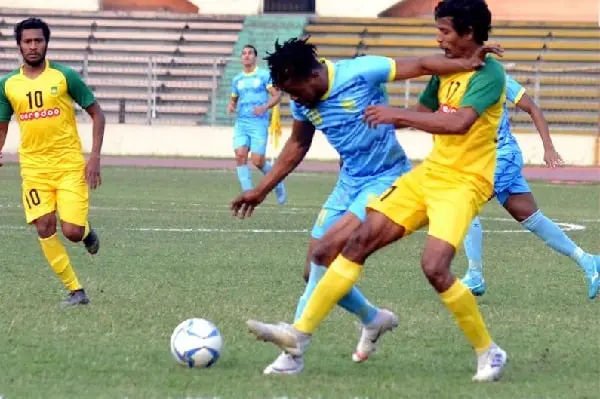 বাংলাদেশের ফুটবল ম্যাচে দুই দল প্রতিদ্বন্দ্বিতা করছে. Channel i News - চ্যানেল আই নিউজ