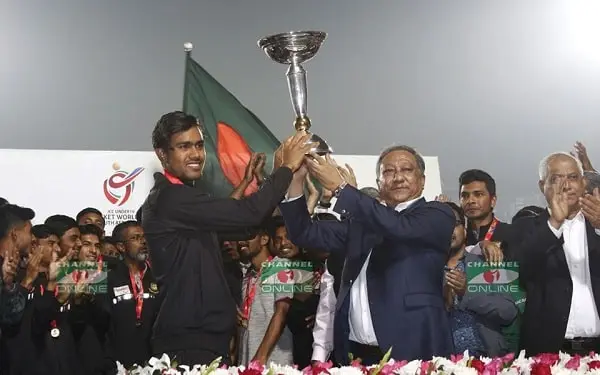 বাংলাদেশ ক্রিকেট দলের জয়ী খেলোয়াড়ের হাতে ট্রফি তুলে দিচ্ছেন বোর্ড সভাপতি. Channel i News - চ্যানেল আই নিউজ