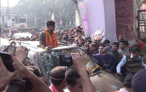 বিশ্বজয়ী আকবরকে রংপুরে ফুলেল শুভেচ্ছা ও স্বাগত জানানো হচ্ছে।. Channel i News - চ্যানেল আই নিউজ