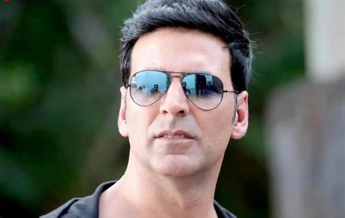 অক্ষয় কুমারের ছবি, sunglasses পরা, হালকা হাসি সহ. Channel i News - চ্যানেল আই নিউজ