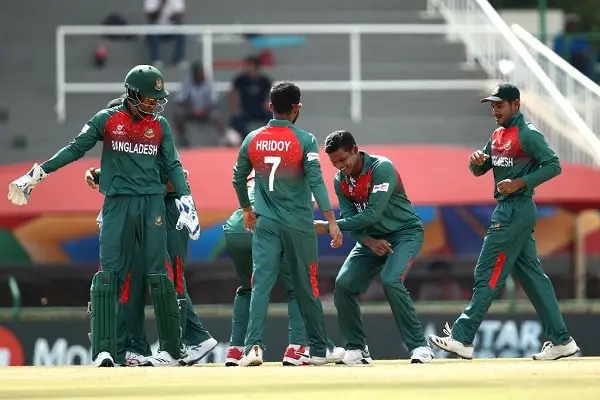 বাংলাদেশ ক্রিকেট দলের খেলোয়াড়রা মাঠে আনন্দের সাথে উদযাপন করছে. Channel i News - চ্যানেল আই নিউজ
