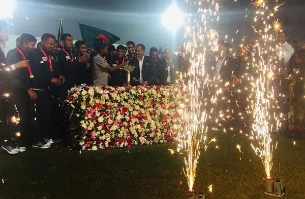 বিশ্বকাপ জয়ীদের দেশে পৌঁছানোর উদযাপন, ফুলের মালা ও আতশবাজি. Channel i News - চ্যানেল আই নিউজ