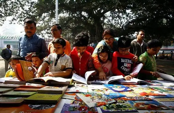 শিশু ও অভিভাবকদের বইমেলা থেকে বই সংগ্রহের দৃশ্য. Channel i News - চ্যানেল আই নিউজ