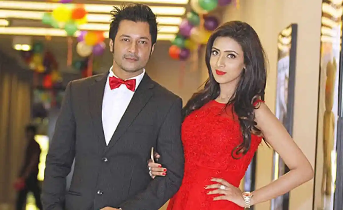 ইমন ও মিম একসঙ্গে, সুন্দর পোশাক পরা, হাসিমুখে ছবি. Channel i News - চ্যানেল আই নিউজ