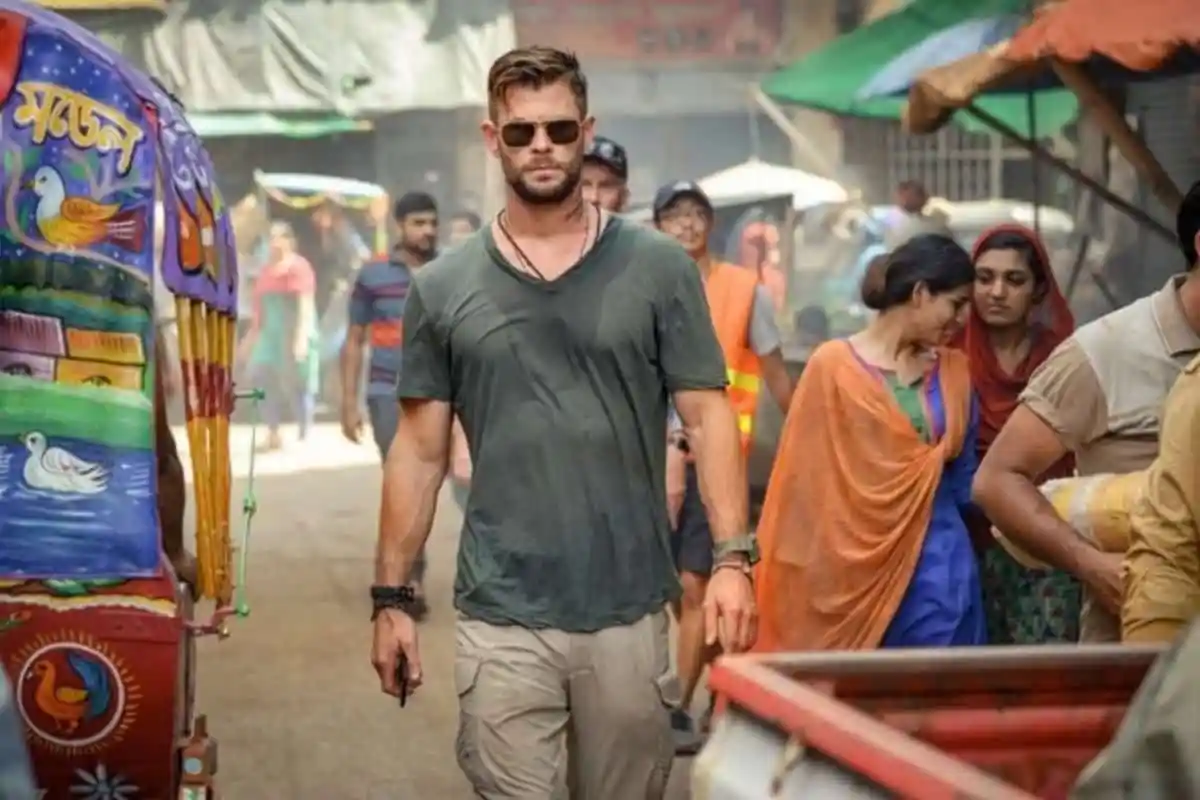 শহুরে বাজারে বিদেশি পর্যটক, ব্যস্ততা ও রঙিন পরিবেশ. Channel i News - চ্যানেল আই নিউজ