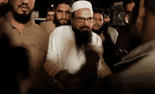 নেতৃত্বাধীন একজন মুসলিম ব্যক্তি মুম্বাই হামলার মূলহোতা হাফিজের কারাদণ্ডের জন্য আদালতে উপস্থিত. Channel i News - চ্যানেল আই নিউজ