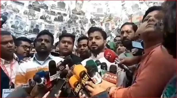 ইশরাক হোসেন ভোট কেন্দ্রে ভোট দিচ্ছেন, সাংবাদিক ও মিডিয়া উপস্থিত. Channel i News - চ্যানেল আই নিউজ