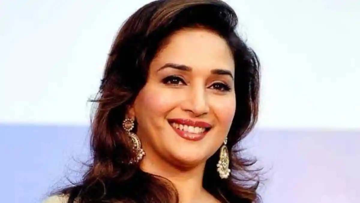 মাধুরী তার সন্তানদের সঙ্গে হাসিমুখে ছবি তুলেছেন. Channel i News - চ্যানেল আই নিউজ