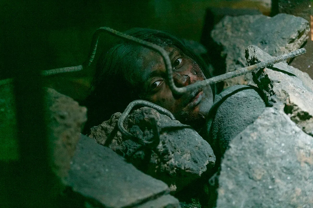 ধ্বংসস্তূপের মধ্যে একজন নারী শ্রমিকের চেহারা, আশ্রয়হীন পরিস্থিতি. Channel i News - চ্যানেল আই নিউজ