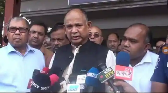 বাংলাদেশের একজন নেতা সাংবাদিকদের প্রশ্নের উত্তর দিচ্ছেন. Channel i News - চ্যানেল আই নিউজ