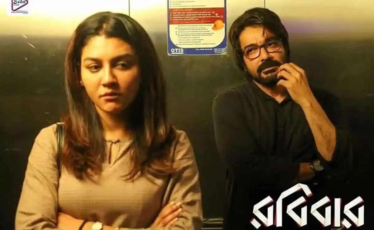 দুজন ব্যক্তি একটি লিফটে, একজন মহিলা ও একজন পুরুষ. Channel i News - চ্যানেল আই নিউজ