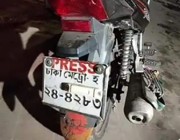 ‘প্রেস’ লেখা স্কুটির পাশে দুই নারীর লাশ