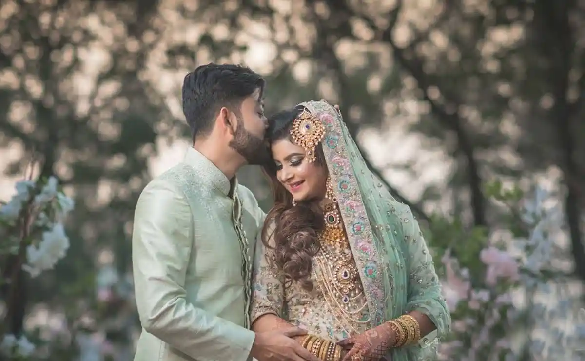 বিবাহিত দম্পতি প্রেমের মুহূর্তে, সুন্দর বিয়ের পোশাক পরা. Channel i News - চ্যানেল আই নিউজ
