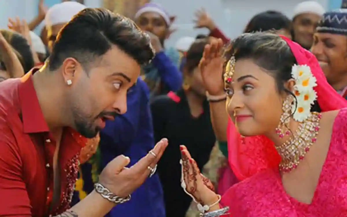A man and woman in traditional Bengali wedding attire exchanging rings. Channel i News - চ্যানেল আই নিউজ