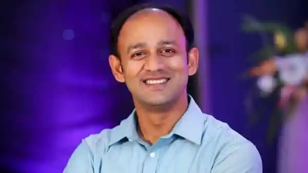 সুমন হাসিমুখে দাঁড়িয়ে, কাজ না করে বেতন চাননি বলে অব্যাহতি চেয়েছেন. Channel i News - চ্যানেল আই নিউজ