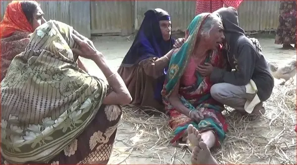 বিধবা মহিলার কান্নার ছবি, শোকে ভেঙে পড়েছেন তিনি. Channel i News - চ্যানেল আই নিউজ